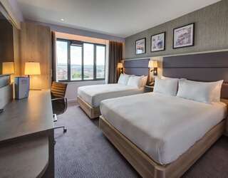 Отель Hilton Garden Inn Dublin Custom House Дублин Номер Делюкс с 2 кроватями размера "queen-size" и видом на реку-2