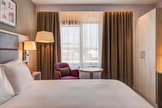 Отель Hilton Garden Inn Dublin Custom House Дублин Номер Делюкс с кроватью размера «king-size» и окном-4