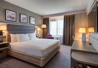 Отель Hilton Garden Inn Dublin Custom House Дублин Номер Делюкс с кроватью размера «king-size» и окном-1