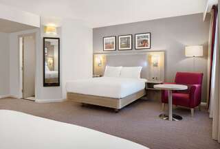 Отель Hilton Garden Inn Dublin Custom House Дублин Семейный номер с 2 кроватями размера "queen-size"-1