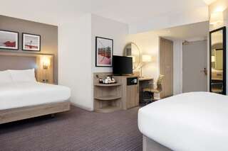 Отель Hilton Garden Inn Dublin Custom House Дублин Семейный номер с 2 кроватями размера "queen-size"-2