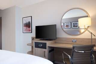 Отель Hilton Garden Inn Dublin Custom House Дублин Номер с кроватью размера «queen-size»-1