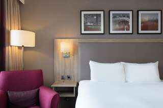 Отель Hilton Garden Inn Dublin Custom House Дублин Номер с кроватью размера «queen-size»-2