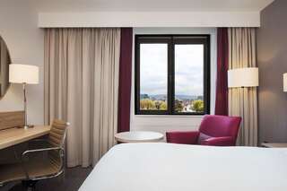 Отель Hilton Garden Inn Dublin Custom House Дублин Номер с кроватью размера «queen-size» - Оборудован для гостей с ограниченными физическими возможностями-2
