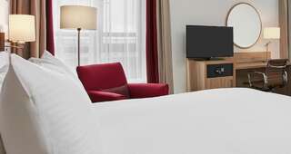 Отель Hilton Garden Inn Dublin Custom House Дублин Семейный номер с 2 кроватями размера "queen-size"-4
