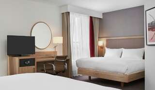 Отель Hilton Garden Inn Dublin Custom House Дублин Семейный номер с 2 кроватями размера "queen-size"-5