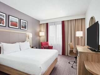Отель Hilton Garden Inn Dublin Custom House Дублин Номер с кроватью размера «queen-size» - Оборудован для гостей с ограниченными физическими возможностями-4
