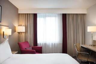 Отель Hilton Garden Inn Dublin Custom House Дублин Номер с кроватью размера «king-size»-3