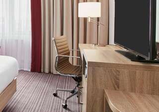 Отель Hilton Garden Inn Dublin Custom House Дублин Номер с кроватью размера «king-size»-4